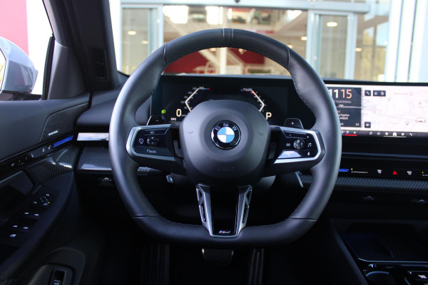 BMW 5 Serie Touring 520i | M-SPORT INTERIEUR / EXTERIEUR | MULTIFUNCTIONELE SPORTSTOELEN, VOLLEDIG ELEKTRISCH MET GEHEUGEN | VOORSTOELEN VERWARMD / GEVENTILEERD | ACHTERBANK VERWARMD | HALF LEDER / HALF ALCANTARA BEKLEDING | GLAZEN PANORAMA DAK | HARMAN KARDON PREMIUM AUDIO | APPLE CARPLAY / ANDROID AUTO | EXTRA GETINT GLAS ACHTER | GECOMBINEERD RADAR- CAMERA SYSTEEM | NAVIGATIE |