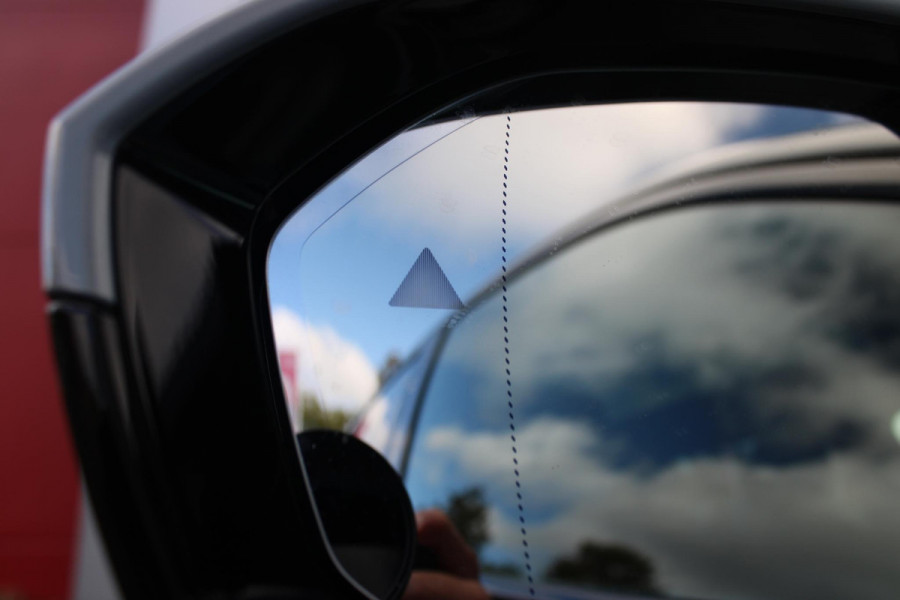 BMW 5 Serie Touring 520i | M-SPORT INTERIEUR / EXTERIEUR | MULTIFUNCTIONELE SPORTSTOELEN, VOLLEDIG ELEKTRISCH MET GEHEUGEN | VOORSTOELEN VERWARMD / GEVENTILEERD | ACHTERBANK VERWARMD | HALF LEDER / HALF ALCANTARA BEKLEDING | GLAZEN PANORAMA DAK | HARMAN KARDON PREMIUM AUDIO | APPLE CARPLAY / ANDROID AUTO | EXTRA GETINT GLAS ACHTER | GECOMBINEERD RADAR- CAMERA SYSTEEM | NAVIGATIE |