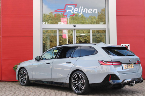 BMW 5 Serie Touring 520i | M-SPORT INTERIEUR / EXTERIEUR | MULTIFUNCTIONELE SPORTSTOELEN, VOLLEDIG ELEKTRISCH MET GEHEUGEN | VOORSTOELEN VERWARMD / GEVENTILEERD | ACHTERBANK VERWARMD | HALF LEDER / HALF ALCANTARA BEKLEDING | GLAZEN PANORAMA DAK | HARMAN KARDON PREMIUM AUDIO | APPLE CARPLAY / ANDROID AUTO | EXTRA GETINT GLAS ACHTER | GECOMBINEERD RADAR- CAMERA SYSTEEM | NAVIGATIE |
