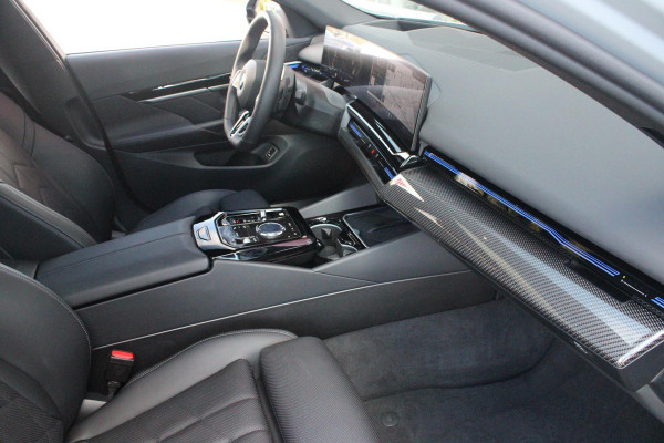 BMW 5 Serie Touring 520i | M-SPORT INTERIEUR / EXTERIEUR | MULTIFUNCTIONELE SPORTSTOELEN, VOLLEDIG ELEKTRISCH MET GEHEUGEN | VOORSTOELEN VERWARMD / GEVENTILEERD | ACHTERBANK VERWARMD | HALF LEDER / HALF ALCANTARA BEKLEDING | GLAZEN PANORAMA DAK | HARMAN KARDON PREMIUM AUDIO | APPLE CARPLAY / ANDROID AUTO | EXTRA GETINT GLAS ACHTER | GECOMBINEERD RADAR- CAMERA SYSTEEM | NAVIGATIE |