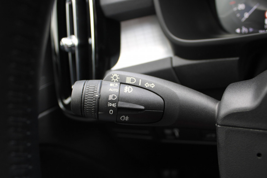 Volvo XC40 1.5 T3 Momentum | Trekhaak | Cruise control | Navigatie | Stoel-/Stuurverwarming