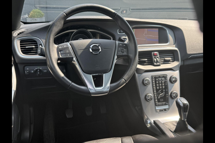 Volvo V40 2.0 T2 Nordic+ Dealer Onderhouden,Pano,Leder,Navi,Camera,Pdc,Stoelverw,123pk,Clima,Cruise,Lm velgen,N.A.P,6 Bak,Apk tot 06-2026 Volvo V40 2.0 T2 Nordic+ Dealer Onderhouden,Pano,Leder,Navi,Camera,Pdc,Stoelverw,123pk,Clima,Cruise,Lm velgen,N.A.P,6 Bak,Apk tot 06-2026