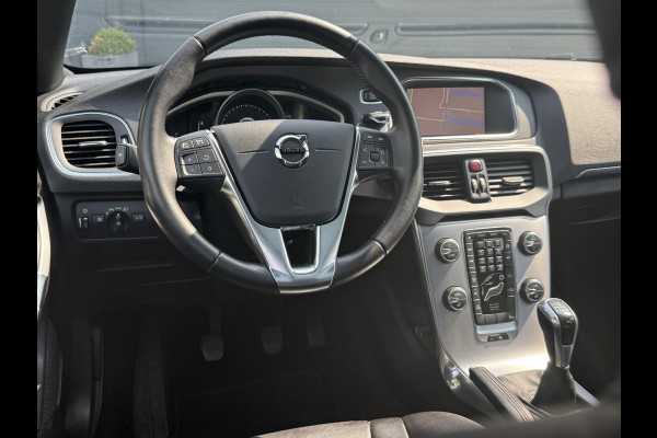 Volvo V40 2.0 T2 Nordic+ Dealer Onderhouden,Pano,Leder,Navi,Camera,Pdc,Stoelverw,123pk,Clima,Cruise,Lm velgen,N.A.P,6 Bak,Apk tot 06-2026 Volvo V40 2.0 T2 Nordic+ Dealer Onderhouden,Pano,Leder,Navi,Camera,Pdc,Stoelverw,123pk,Clima,Cruise,Lm velgen,N.A.P,6 Bak,Apk tot 06-2026