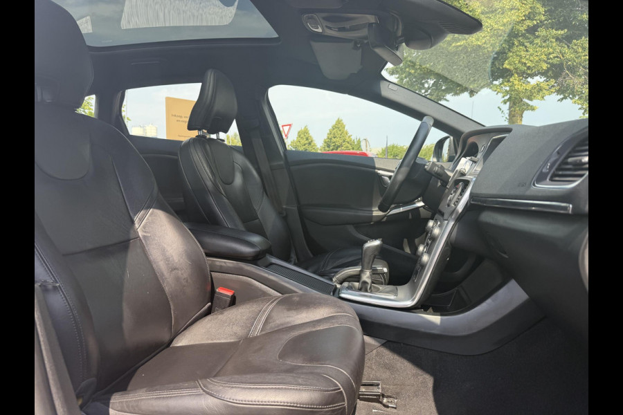 Volvo V40 2.0 T2 Nordic+ Dealer Onderhouden,Pano,Leder,Navi,Camera,Pdc,Stoelverw,123pk,Clima,Cruise,Lm velgen,N.A.P,6 Bak,Apk tot 06-2026 Volvo V40 2.0 T2 Nordic+ Dealer Onderhouden,Pano,Leder,Navi,Camera,Pdc,Stoelverw,123pk,Clima,Cruise,Lm velgen,N.A.P,6 Bak,Apk tot 06-2026