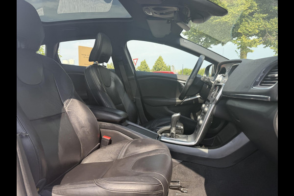 Volvo V40 2.0 T2 Nordic+ Dealer Onderhouden,Pano,Leder,Navi,Camera,Pdc,Stoelverw,123pk,Clima,Cruise,Lm velgen,N.A.P,6 Bak,Apk tot 06-2026 Volvo V40 2.0 T2 Nordic+ Dealer Onderhouden,Pano,Leder,Navi,Camera,Pdc,Stoelverw,123pk,Clima,Cruise,Lm velgen,N.A.P,6 Bak,Apk tot 06-2026