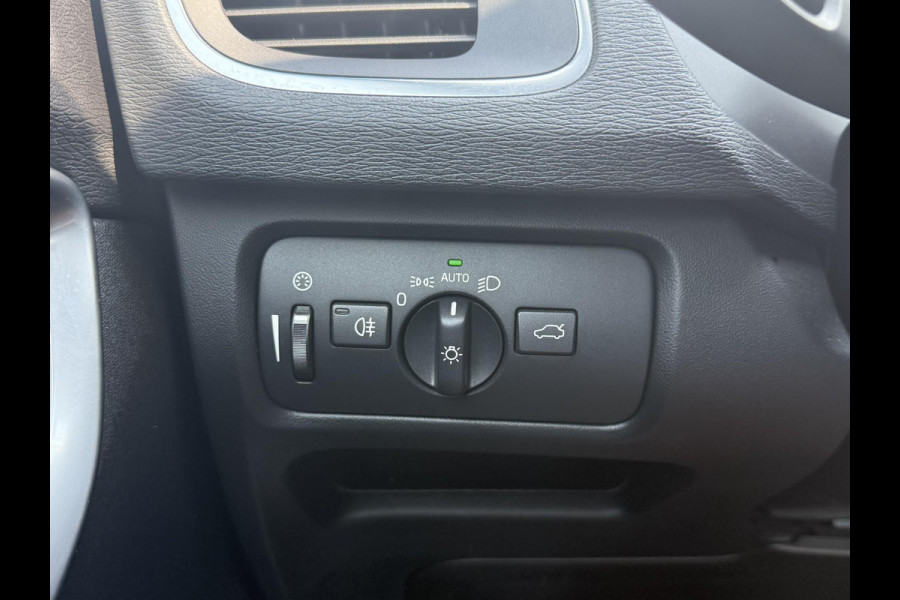 Volvo V40 2.0 T2 Nordic+ Dealer Onderhouden,Pano,Leder,Navi,Camera,Pdc,Stoelverw,123pk,Clima,Cruise,Lm velgen,N.A.P,6 Bak,Apk tot 06-2026 Volvo V40 2.0 T2 Nordic+ Dealer Onderhouden,Pano,Leder,Navi,Camera,Pdc,Stoelverw,123pk,Clima,Cruise,Lm velgen,N.A.P,6 Bak,Apk tot 06-2026
