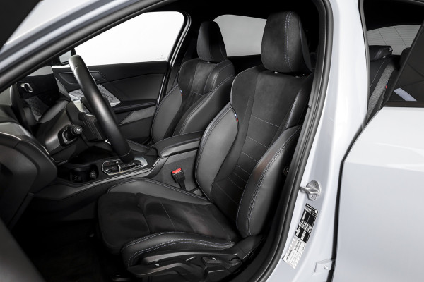 BMW 1-serie 120 M Sport - Automaat | Dig. Cockpit | Adapt. Cruise | Stoelverw. | PDC | Camera | NAV + App. Connect | ECC | DAB | LM 18" | 3654