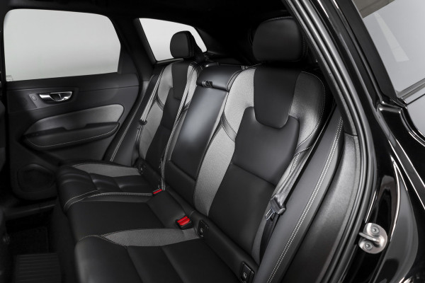 Volvo XC60 2.0 T6 Plug-in hybrid AWD Plus Black Edition | S/K-Panodak | Harman/Kardon | Dig. Cockpit | Adapt. Cruise | Memory Stoelen | Elek. Klep | Stoel-+stuurverw. | 360 Camera | NAV+App. Connect | ECC | LM 21" | 3461