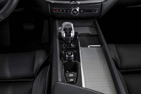 Volvo XC60 2.0 T6 Plug-in hybrid AWD Plus Black Edition | S/K-Panodak | Harman/Kardon | Dig. Cockpit | Adapt. Cruise | Memory Stoelen | Elek. Klep | Stoel-+stuurverw. | 360 Camera | NAV+App. Connect | ECC | LM 21" | 3461