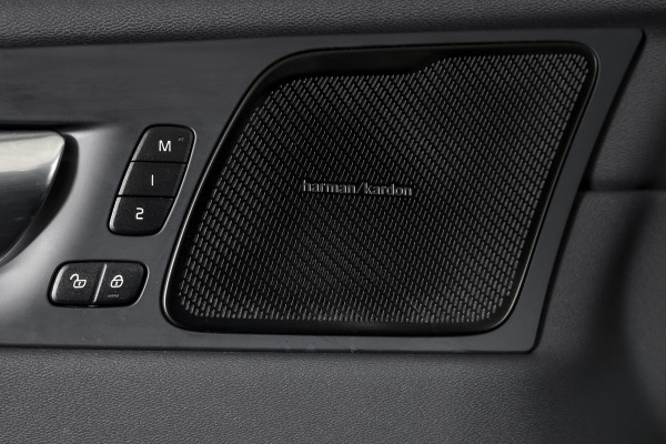 Volvo XC60 2.0 T6 Plug-in hybrid AWD Plus Black Edition | S/K-Panodak | Harman/Kardon | Dig. Cockpit | Adapt. Cruise | Memory Stoelen | Elek. Klep | Stoel-+stuurverw. | 360 Camera | NAV+App. Connect | ECC | LM 21" | 3461