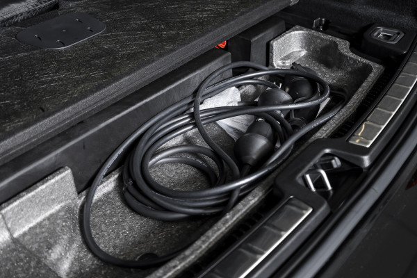 Volvo XC60 2.0 T6 Plug-in hybrid AWD Plus Black Edition | S/K-Panodak | Harman/Kardon | Dig. Cockpit | Adapt. Cruise | Memory Stoelen | Elek. Klep | Stoel-+stuurverw. | 360 Camera | NAV+App. Connect | ECC | LM 21" | 3461