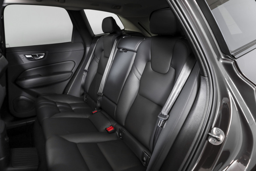 Volvo XC60 2.0 T6 Plug-in hybrid AWD Plus Dark | S/K-Panodak | Dig. Cockpit | Adapt. Cruise | Harman/Kardon | Memory Stoelen | Elek. Klep | Stoel-+stuurverw. | 360 Camera | NAV+App. Connect | LM 19" |