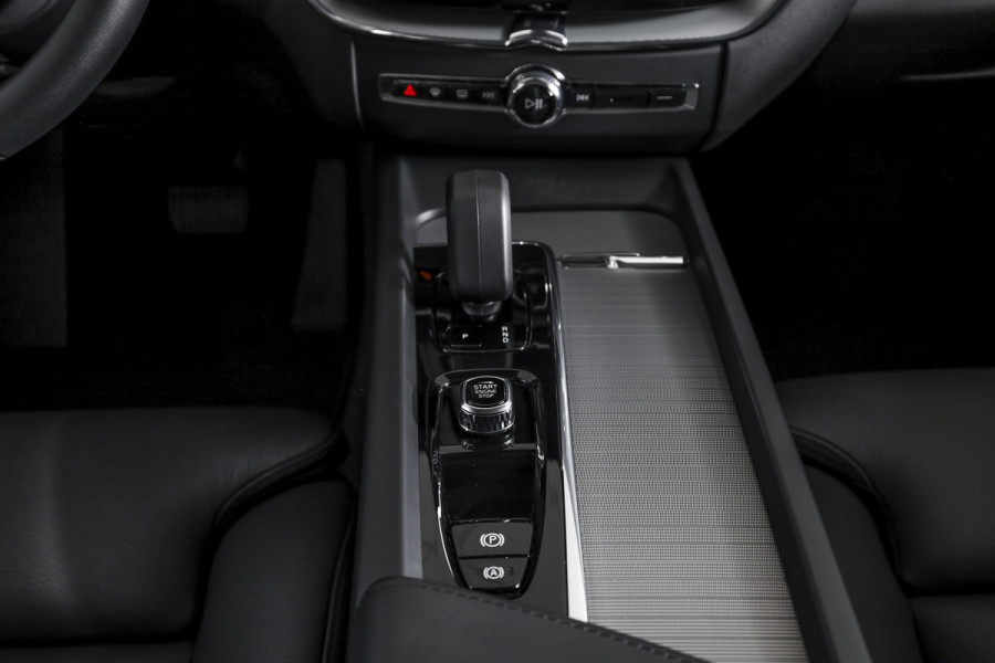 Volvo XC60 2.0 T6 Plug-in hybrid AWD Plus Dark | S/K-Panodak | Dig. Cockpit | Adapt. Cruise | Harman/Kardon | Memory Stoelen | Elek. Klep | Stoel-+stuurverw. | 360 Camera | NAV+App. Connect | LM 19" |
