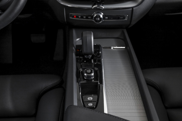 Volvo XC60 2.0 T6 Plug-in hybrid AWD Plus Dark | S/K-Panodak | Dig. Cockpit | Adapt. Cruise | Harman/Kardon | Memory Stoelen | Elek. Klep | Stoel-+stuurverw. | 360 Camera | NAV+App. Connect | LM 19" |
