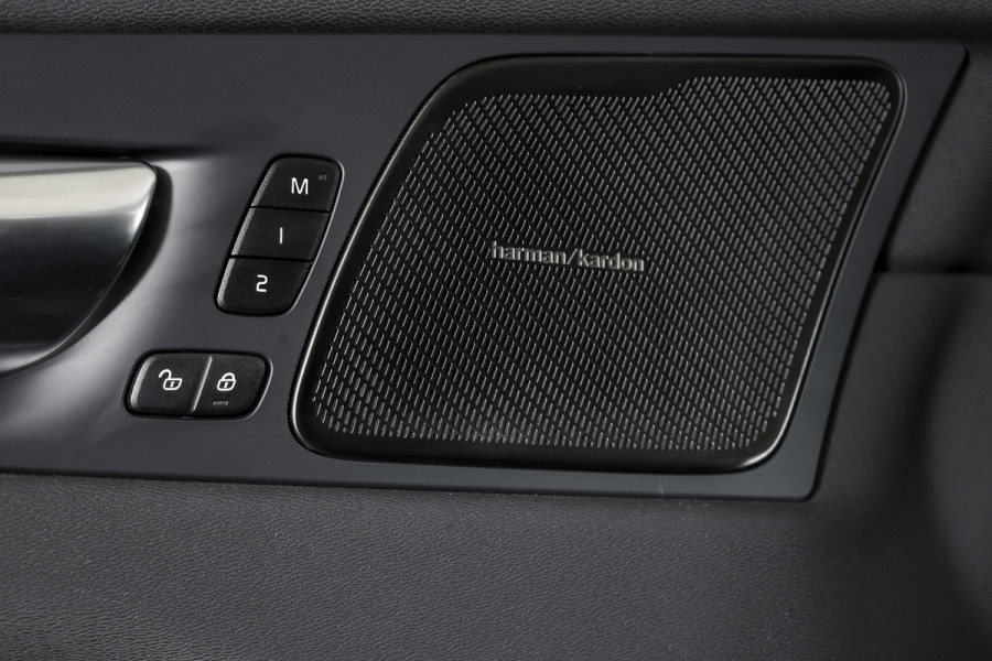 Volvo XC60 2.0 T6 Plug-in hybrid AWD Plus Dark | S/K-Panodak | Dig. Cockpit | Adapt. Cruise | Harman/Kardon | Memory Stoelen | Elek. Klep | Stoel-+stuurverw. | 360 Camera | NAV+App. Connect | LM 19" |