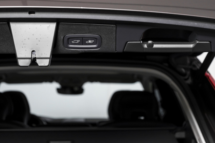Volvo XC60 2.0 T6 Plug-in hybrid AWD Plus Dark | S/K-Panodak | Dig. Cockpit | Adapt. Cruise | Harman/Kardon | Memory Stoelen | Elek. Klep | Stoel-+stuurverw. | 360 Camera | NAV+App. Connect | LM 19" |