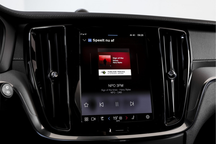 Volvo V60 2.0 T6 Plug-in hybrid AWD Ultra Dark | S/K-panodak | Bowers/Wilkens | Dig. Cockpit | Adapt. Cruise | Memory Stoelen | Elek. Klep | Stoel-+stuurverw. | 360 Camera | NAV+App. Connect | Elek. trekhaak | LM 19" |