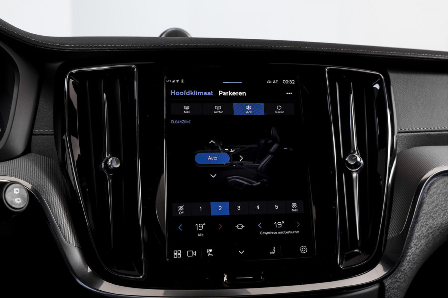 Volvo V60 2.0 T6 Plug-in hybrid AWD Ultra Dark | S/K-panodak | Bowers/Wilkens | Dig. Cockpit | Adapt. Cruise | Memory Stoelen | Elek. Klep | Stoel-+stuurverw. | 360 Camera | NAV+App. Connect | Elek. trekhaak | LM 19" |