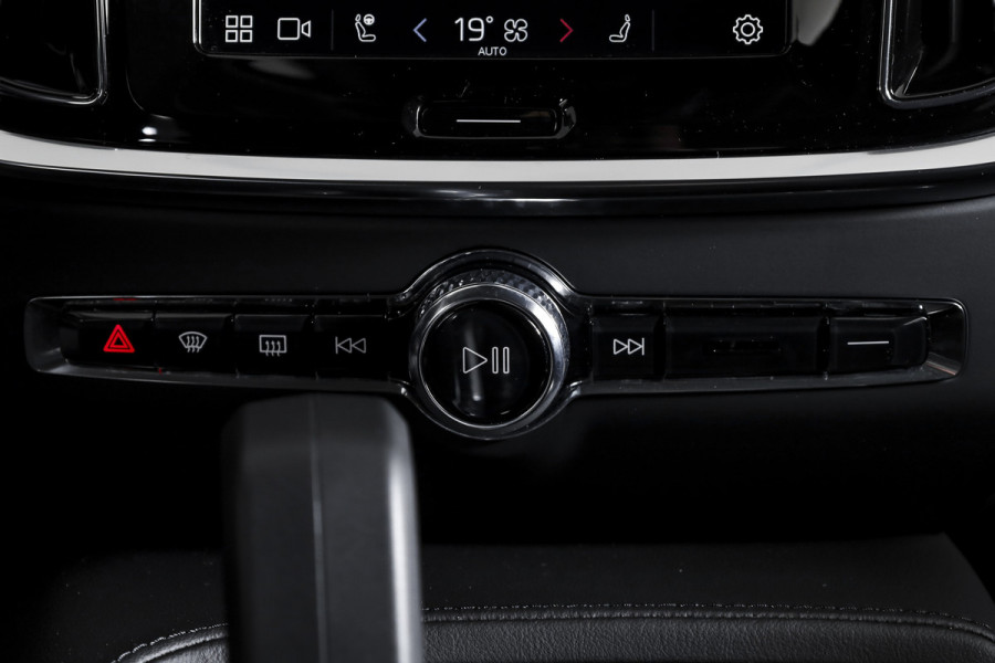 Volvo V60 2.0 T6 Plug-in hybrid AWD Ultra Dark | S/K-panodak | Bowers/Wilkens | Dig. Cockpit | Adapt. Cruise | Memory Stoelen | Elek. Klep | Stoel-+stuurverw. | 360 Camera | NAV+App. Connect | Elek. trekhaak | LM 19" |