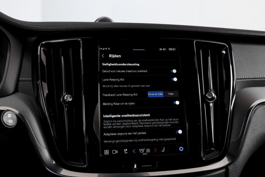 Volvo V60 2.0 T6 Plug-in hybrid AWD Ultra Dark | S/K-panodak | Bowers/Wilkens | Dig. Cockpit | Adapt. Cruise | Memory Stoelen | Elek. Klep | Stoel-+stuurverw. | 360 Camera | NAV+App. Connect | Elek. trekhaak | LM 19" |