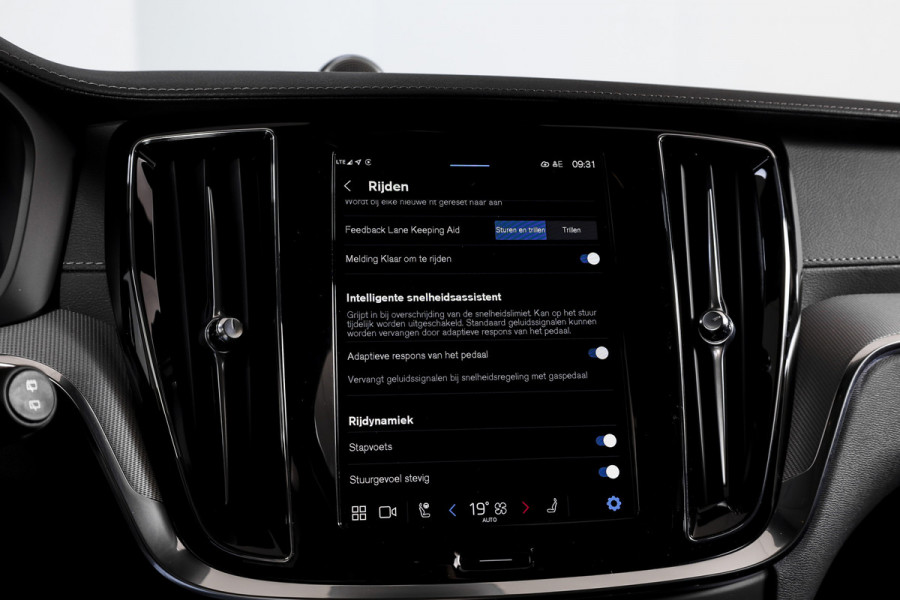 Volvo V60 2.0 T6 Plug-in hybrid AWD Ultra Dark | S/K-panodak | Bowers/Wilkens | Dig. Cockpit | Adapt. Cruise | Memory Stoelen | Elek. Klep | Stoel-+stuurverw. | 360 Camera | NAV+App. Connect | Elek. trekhaak | LM 19" |