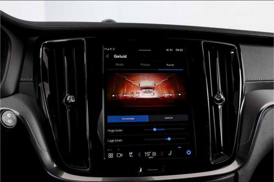 Volvo V60 2.0 T6 Plug-in hybrid AWD Ultra Dark | S/K-panodak | Bowers/Wilkens | Dig. Cockpit | Adapt. Cruise | Memory Stoelen | Elek. Klep | Stoel-+stuurverw. | 360 Camera | NAV+App. Connect | Elek. trekhaak | LM 19" |