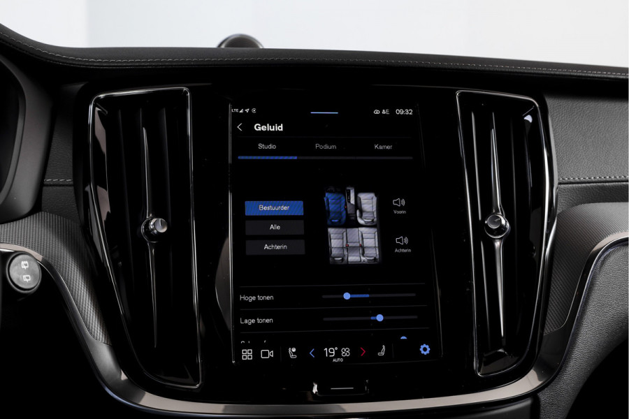 Volvo V60 2.0 T6 Plug-in hybrid AWD Ultra Dark | S/K-panodak | Bowers/Wilkens | Dig. Cockpit | Adapt. Cruise | Memory Stoelen | Elek. Klep | Stoel-+stuurverw. | 360 Camera | NAV+App. Connect | Elek. trekhaak | LM 19" |