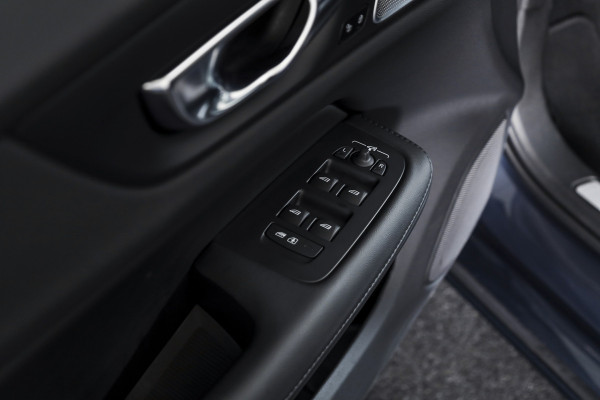 Volvo V60 2.0 T6 Plug-in hybrid AWD Ultra Dark | S/K-panodak | Bowers/Wilkens | Dig. Cockpit | Adapt. Cruise | Memory Stoelen | Elek. Klep | Stoel-+stuurverw. | 360 Camera | NAV+App. Connect | Elek. trekhaak | LM 19" |