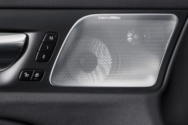 Volvo V60 2.0 T6 Plug-in hybrid AWD Ultra Dark | S/K-panodak | Bowers/Wilkens | Dig. Cockpit | Adapt. Cruise | Memory Stoelen | Elek. Klep | Stoel-+stuurverw. | 360 Camera | NAV+App. Connect | Elek. trekhaak | LM 19" |