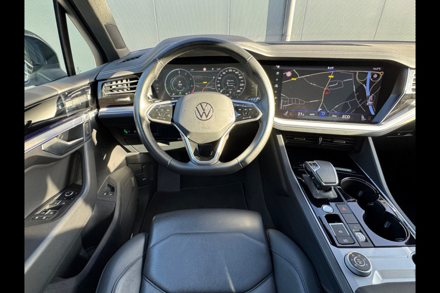 Volkswagen Touareg 3.0 TSI eHybrid * Blackstyle * Panorama * Trekhaak * Side Assist *