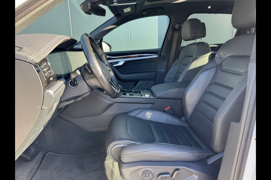 Volkswagen Touareg 3.0 TSI eHybrid * Blackstyle * Panorama * Trekhaak * Side Assist *