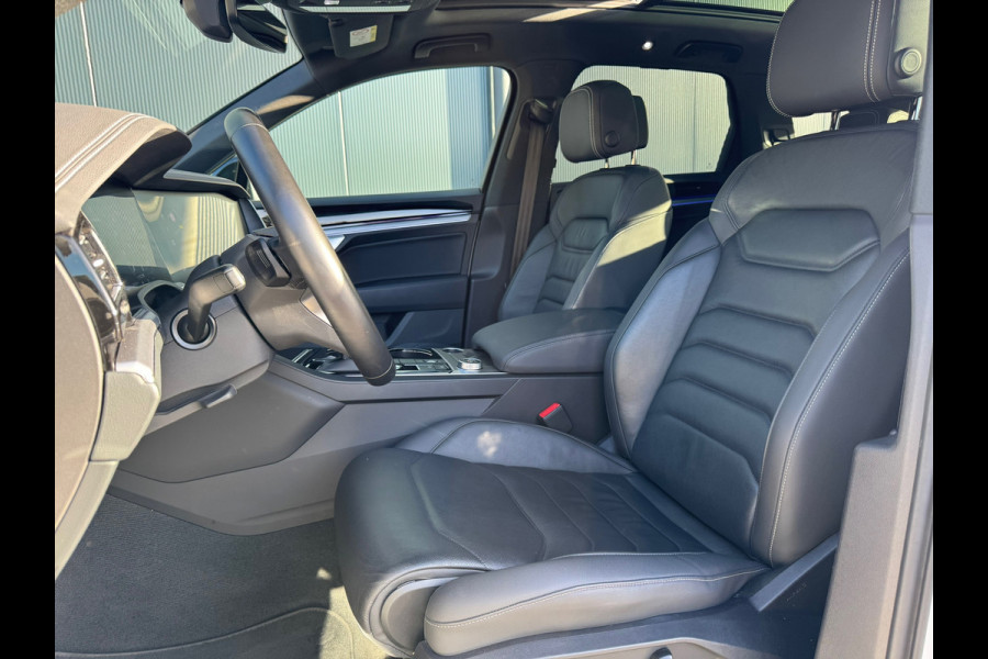 Volkswagen Touareg 3.0 TSI eHybrid * Blackstyle * Panorama * Trekhaak * Side Assist *