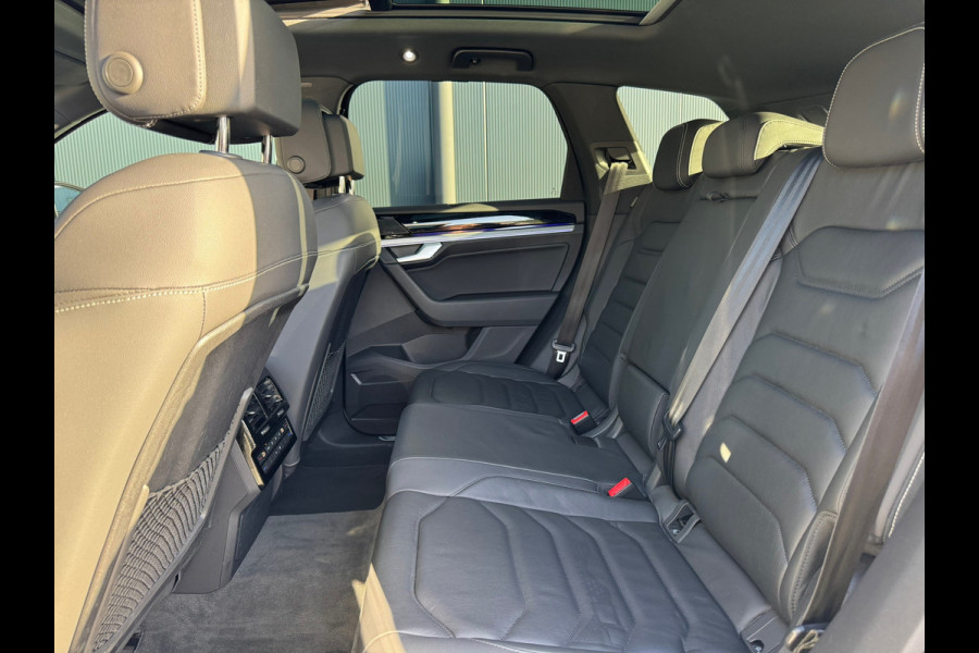 Volkswagen Touareg 3.0 TSI eHybrid * Blackstyle * Panorama * Trekhaak * Side Assist *