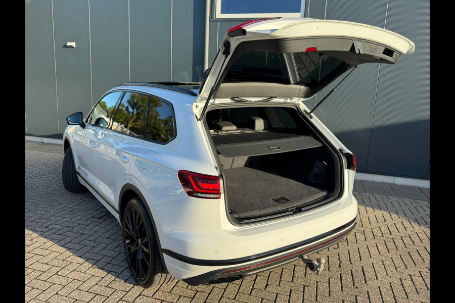 Volkswagen Touareg 3.0 TSI eHybrid * Blackstyle * Panorama * Trekhaak * Side Assist *