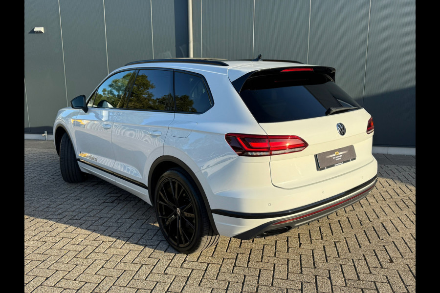 Volkswagen Touareg 3.0 TSI eHybrid * Blackstyle * Panorama * Trekhaak * Side Assist *