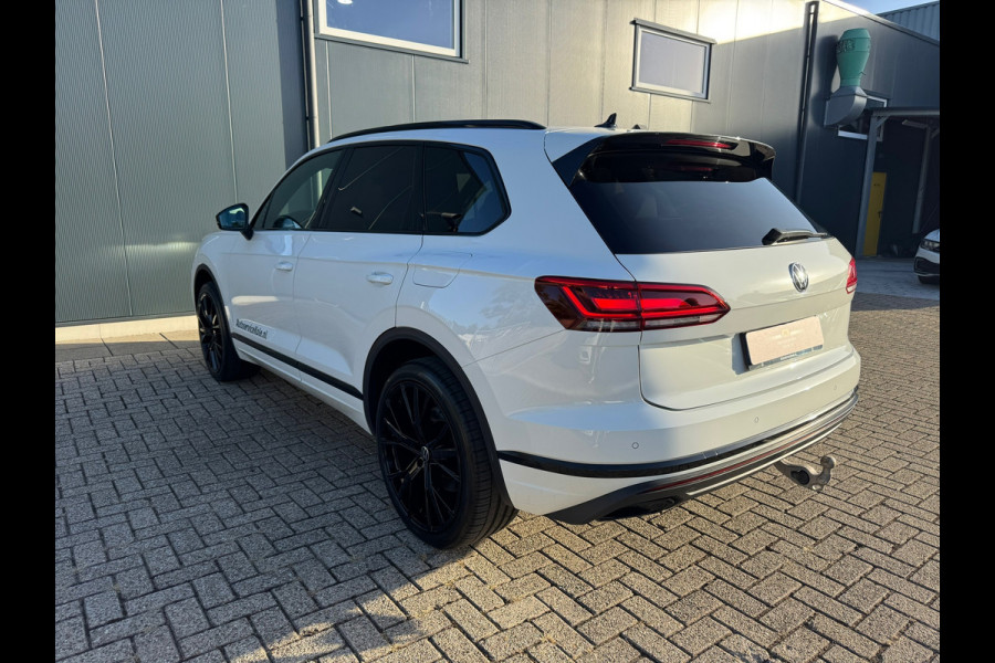 Volkswagen Touareg 3.0 TSI eHybrid * Blackstyle * Panorama * Trekhaak * Side Assist *
