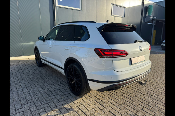 Volkswagen Touareg 3.0 TSI eHybrid * Blackstyle * Panorama * Trekhaak * Side Assist *