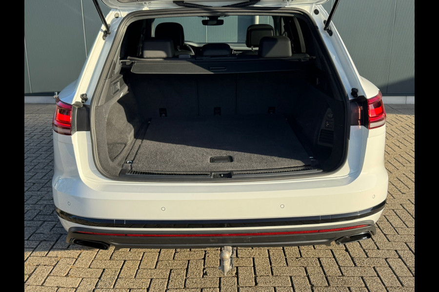 Volkswagen Touareg 3.0 TSI eHybrid * Blackstyle * Panorama * Trekhaak * Side Assist *