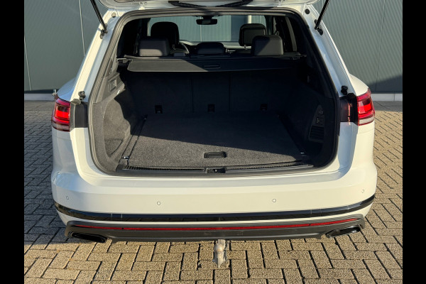 Volkswagen Touareg 3.0 TSI eHybrid * Blackstyle * Panorama * Trekhaak * Side Assist *