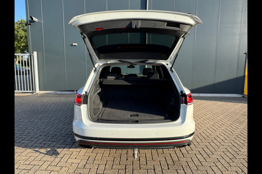 Volkswagen Touareg 3.0 TSI eHybrid * Blackstyle * Panorama * Trekhaak * Side Assist *