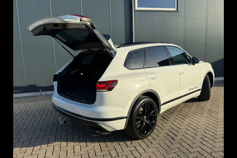 Volkswagen Touareg 3.0 TSI eHybrid * Blackstyle * Panorama * Trekhaak * Side Assist *