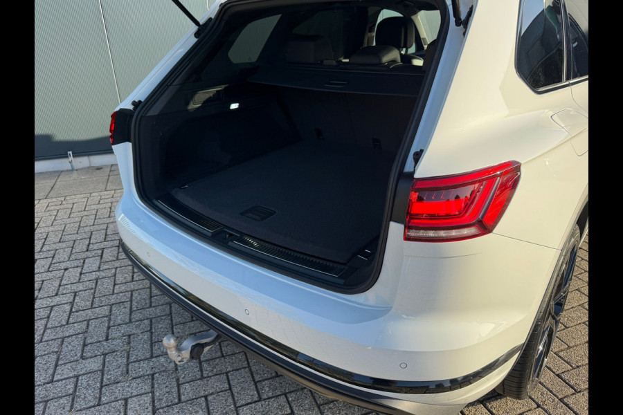 Volkswagen Touareg 3.0 TSI eHybrid * Blackstyle * Panorama * Trekhaak * Side Assist *