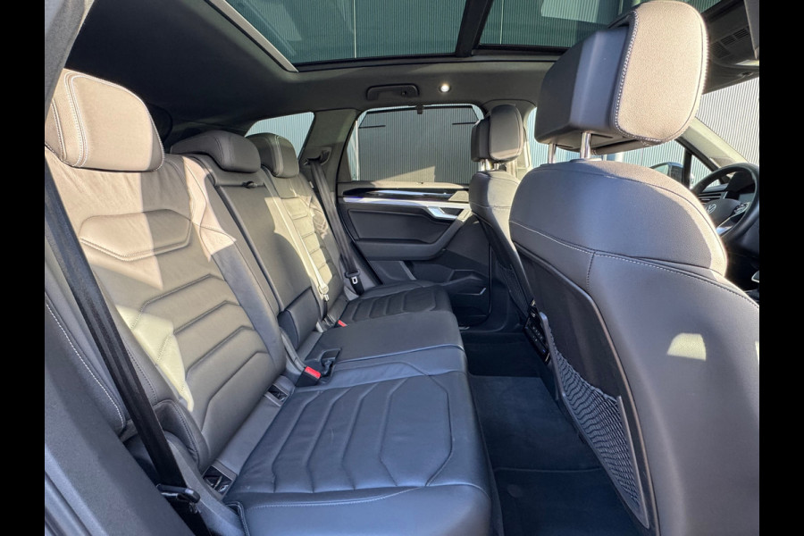 Volkswagen Touareg 3.0 TSI eHybrid * Blackstyle * Panorama * Trekhaak * Side Assist *