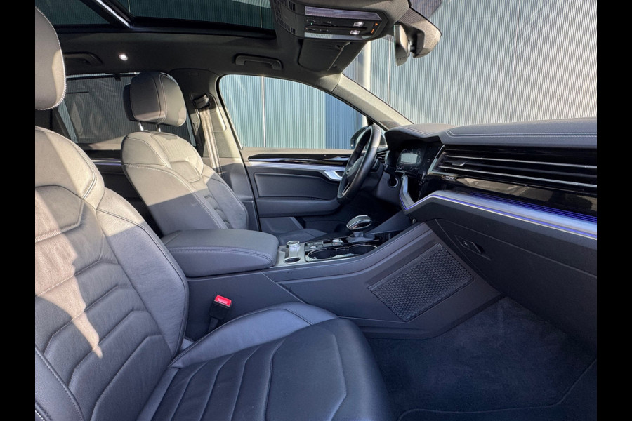 Volkswagen Touareg 3.0 TSI eHybrid * Blackstyle * Panorama * Trekhaak * Side Assist *