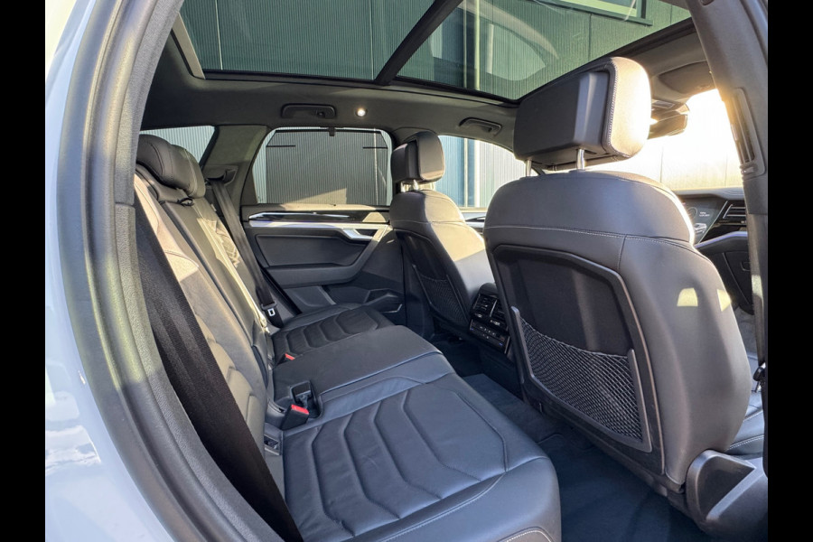 Volkswagen Touareg 3.0 TSI eHybrid * Blackstyle * Panorama * Trekhaak * Side Assist *