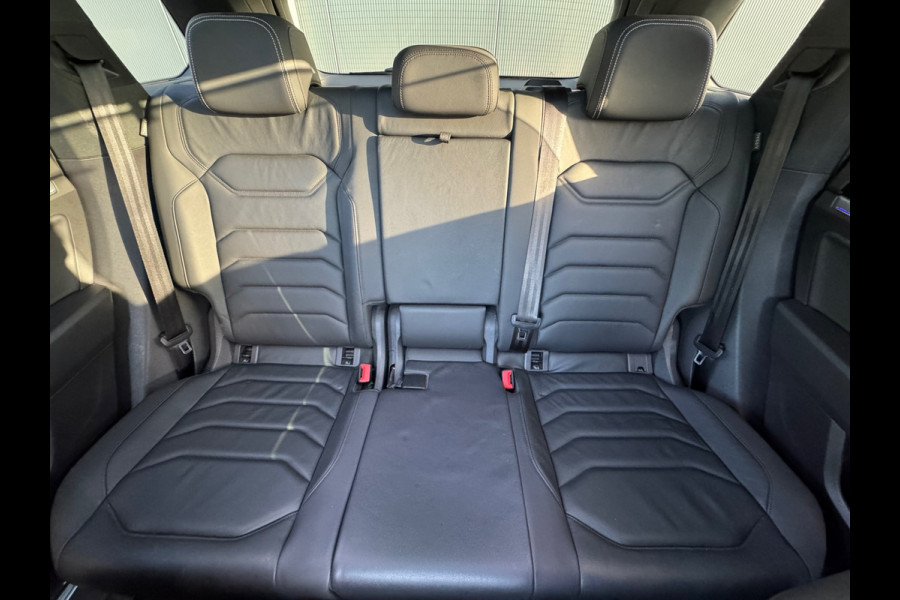 Volkswagen Touareg 3.0 TSI eHybrid * Blackstyle * Panorama * Trekhaak * Side Assist *