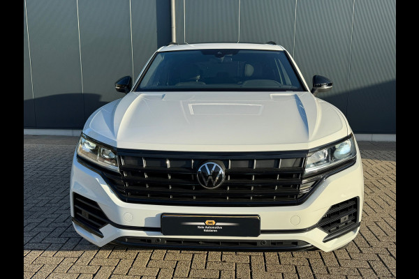 Volkswagen Touareg 3.0 TSI eHybrid * Blackstyle * Panorama * Trekhaak * Side Assist *