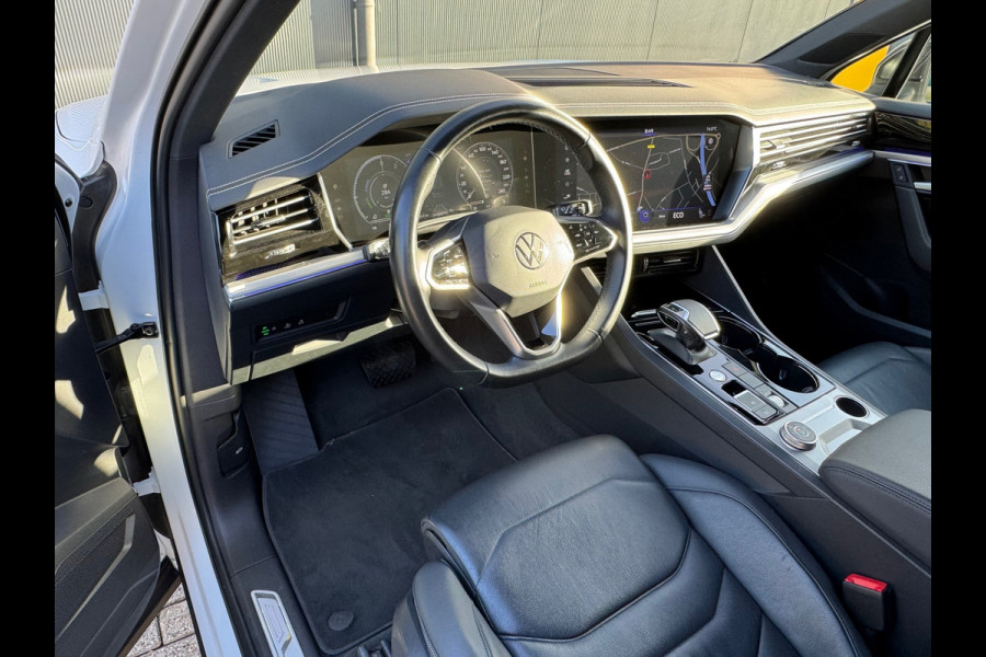 Volkswagen Touareg 3.0 TSI eHybrid * Blackstyle * Panorama * Trekhaak * Side Assist *