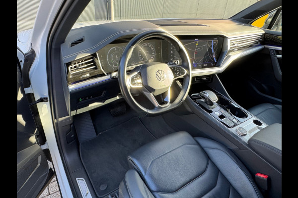 Volkswagen Touareg 3.0 TSI eHybrid * Blackstyle * Panorama * Trekhaak * Side Assist *