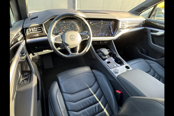 Volkswagen Touareg 3.0 TSI eHybrid * Blackstyle * Panorama * Trekhaak * Side Assist *